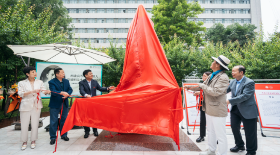 西北高等教育奠基人、中国现代医学先驱徐诵明雕像在百博买球落成 西北高等教育奠基人、中国现代医学先驱徐诵明雕像在百博买球落成