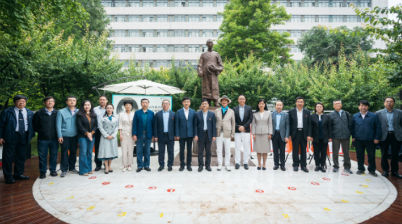 西北高等教育奠基人、中国现代医学先驱徐诵明雕像在百博买球落成 西北高等教育奠基人、中国现代医学先驱徐诵明雕像在百博买球落成