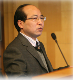 米兰网页版·官方端在线创新论坛第一千零一讲暨校庆118周年学术讲座：从天然黏土矿物绿色制备高性能SRC脱硝分子筛