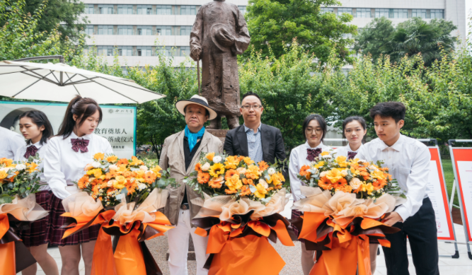 西北高等教育奠基人、中国现代医学先驱徐诵明雕像在百博买球落成 西北高等教育奠基人、中国现代医学先驱徐诵明雕像在百博买球落成