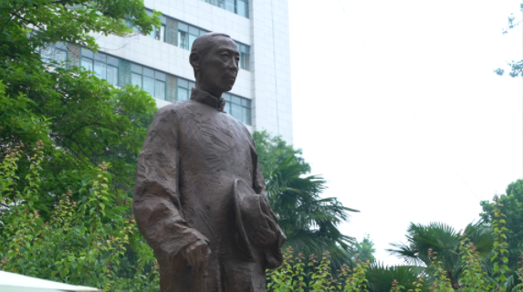 西北高等教育奠基人、中国现代医学先驱徐诵明雕像在百博买球落成 西北高等教育奠基人、中国现代医学先驱徐诵明雕像在百博买球落成