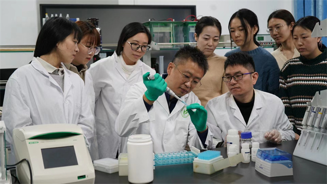 Science封面文章:百博买球金丝猴研究团队首次系统揭示灵长类社会演化之谜_fororder_齐晓光正在做实验,右侧为武进伟,左一为赵兰